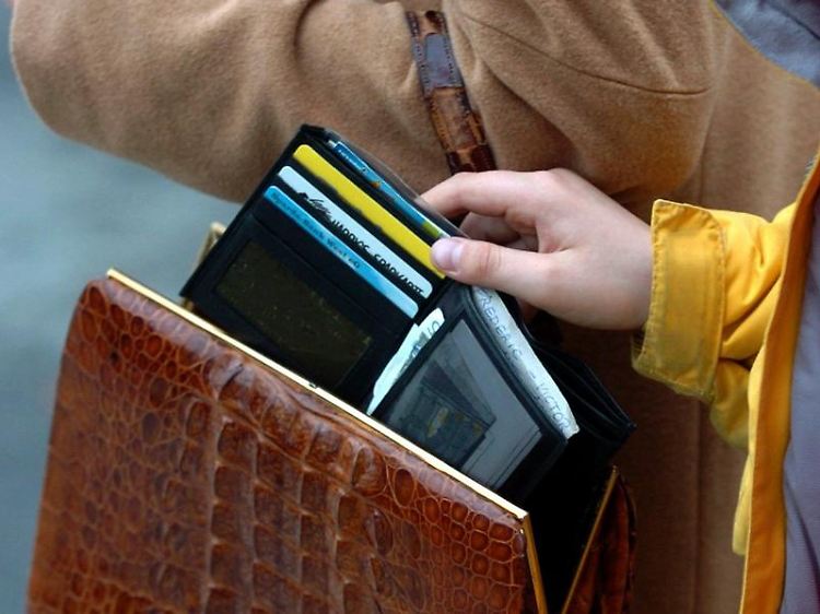 Im dichten Gedränge müssen Reisende sich vor Taschendieben in Acht nehmen.
