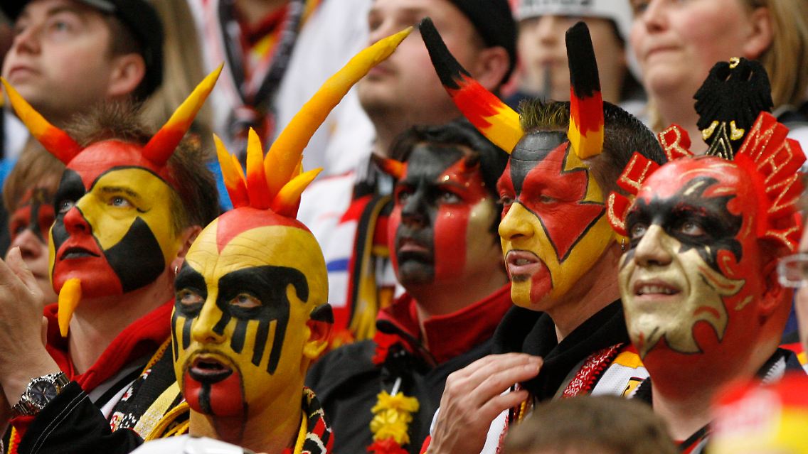 Die deutschen Fans mussten mit ansehen, wie Dänemark früh in Führung ging. Erst danach durfte gejubelt werden.