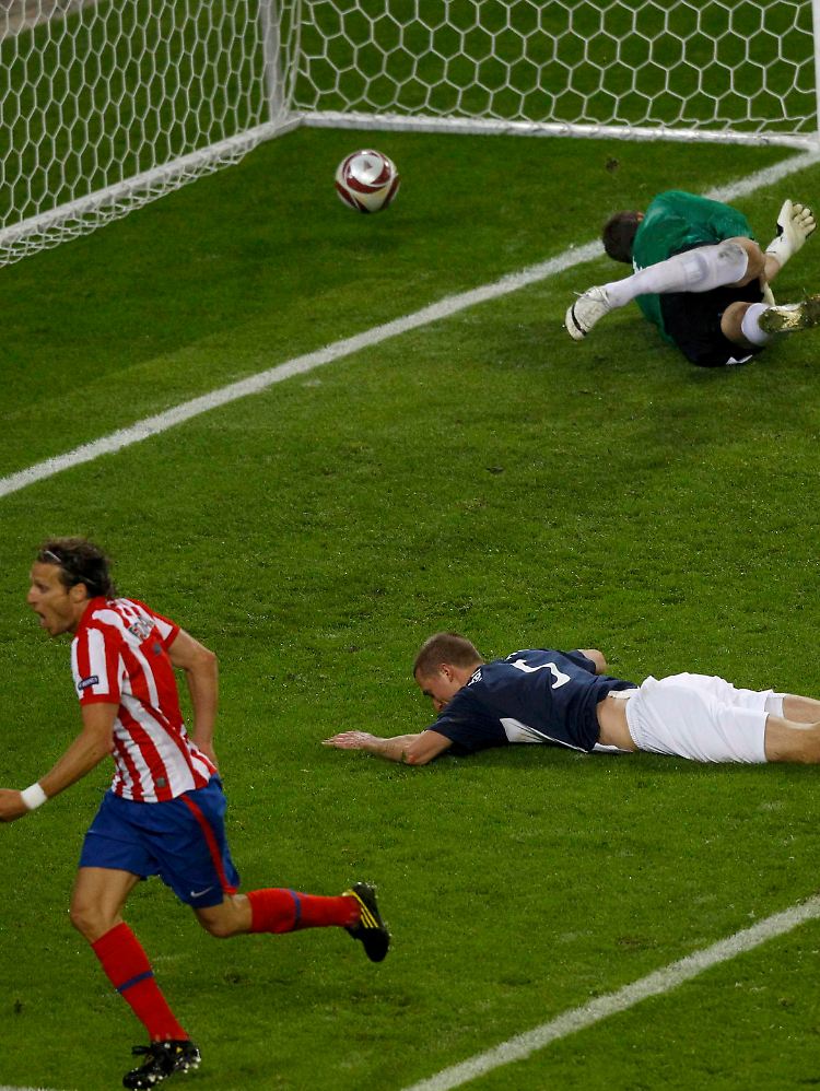 Vier Minuten vor Ende der Verlängerung streckte sich Fulhams Mark Schwarzer zum zweiten Mal in diesem Spiel vergebens nach einem Schuss von Diego Forlan.