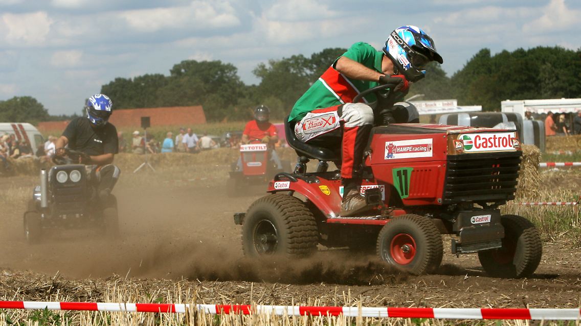 Viel schneller, dafür aber legal: Teilnehmer des Rasenmähertreckerrennen in Thönse bei Hannover im August 2008.
