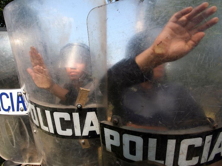 Während einer Demonstration in Managua gewerfen Anhänger der Sandinisten Polizisten mit Steinen. ...