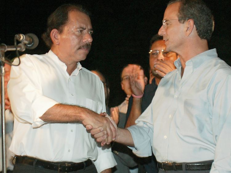 Ortega (l) soll sich heimlich mit Oppositionsführer Montealegre getroffen haben.