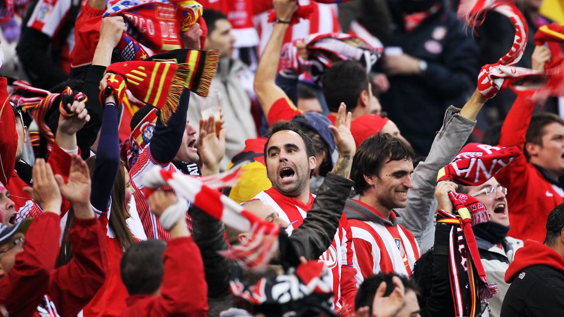 Gute Laune auf der Nordtribüne: Die Fans von Atlético im Hamburger Volksparkstadion.
