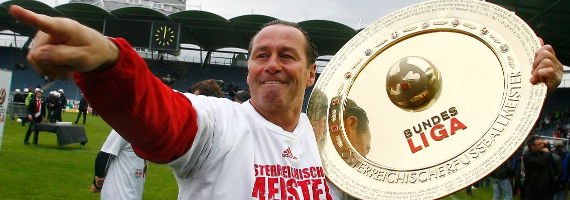 Da freut er sich: Huub Stevens mit der Meisterschale.
