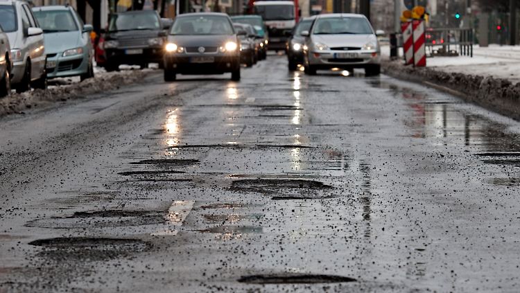 Straßenlöcher in Berlin - eine Geldsache.