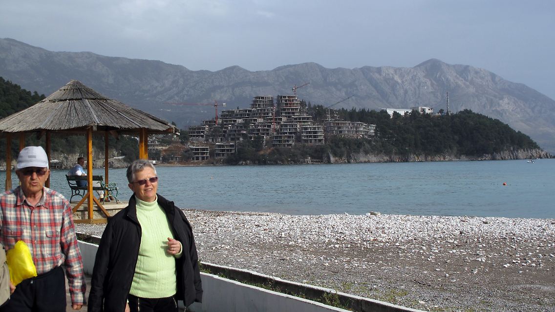 An der Adria in Becici (Montenegro), im Hintergrund eine im Bau befindliche Tourismusanlage (Foto vom März 2009).