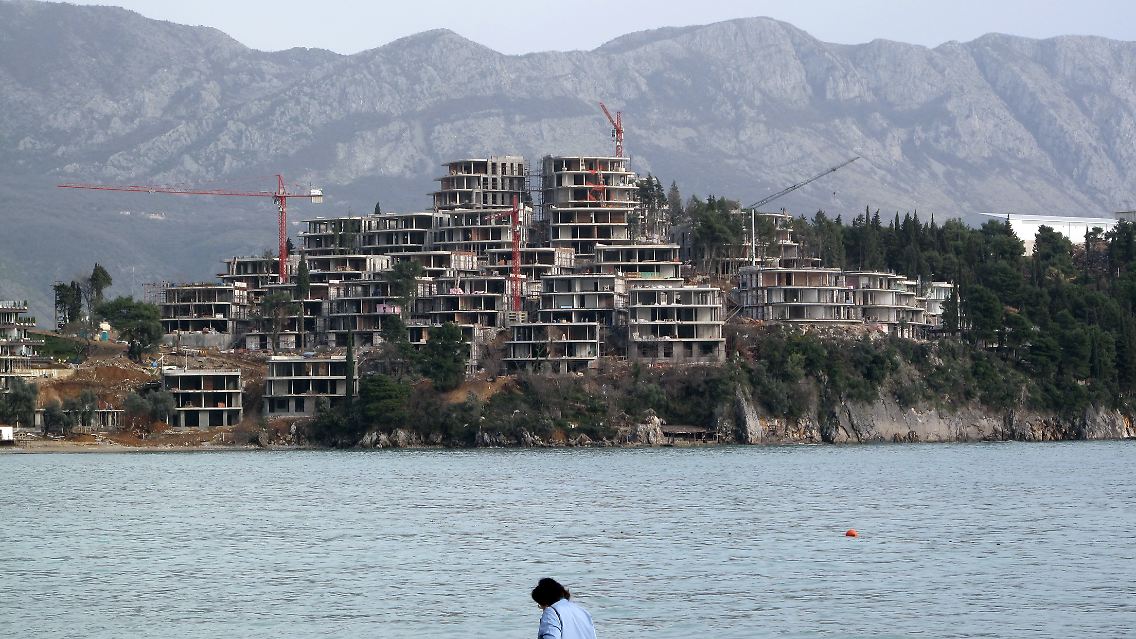 Baustelle einer Tourismusanlage in Becici vor den Toren der Tourismushochburg Budva an der südlichen Adria. (Ende März 2009)