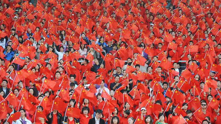 Flexibel: 1000 Chinesen, wenn jetzt auch nicht die auf dem Bild hier, sollen Nordkorea bei der Fußball-WM bejubeln.