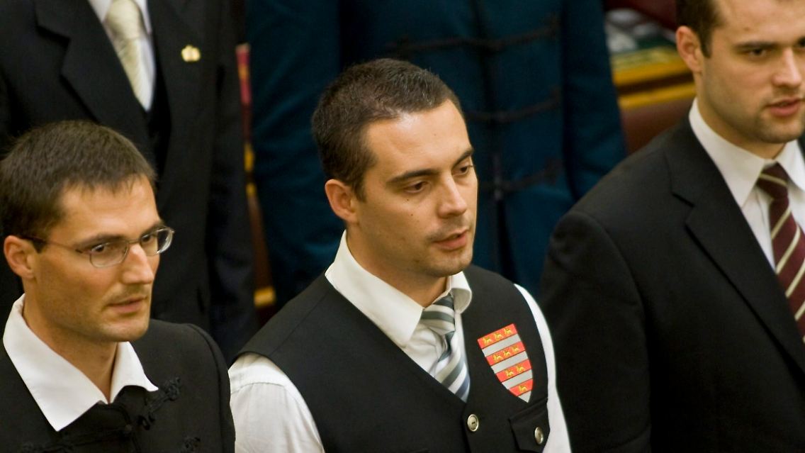 Provokation: Vona mit der Uniformjacke.