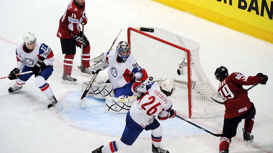 Die Kanadier Jordan Eberle (oben) und Evander Kane (r) erzielen im Zusammenspiel das 8:1 gegen die Norweger Lars Lokken Ostli (l-r), Torwart Ruben Smith und Kristian Forsberg.