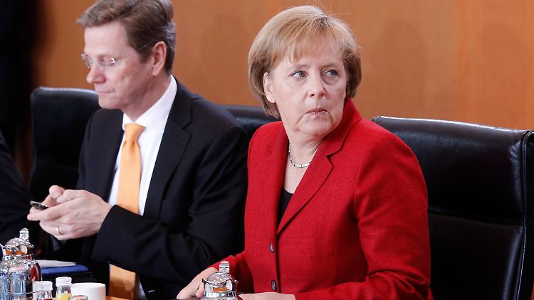 Der Vize und die Kanzlerin: Westerwelle und Merkel legen etwas andere Schwerpunkte, was die Konsequenzen aus der Haushaltskrise angeht.