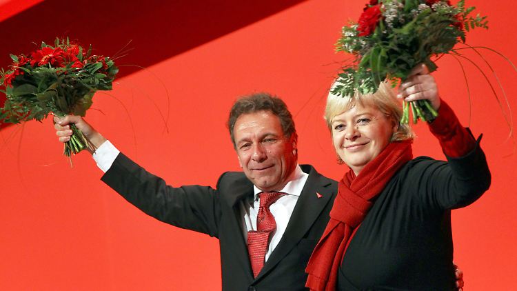 Treten ein schweres Erbe an: Lötzsch und Ernst führen nun die Linke.