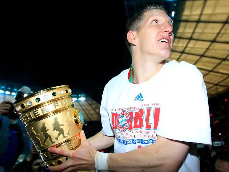 Ein Foto aus vergangenen Tagen: Bastian Schweinsteiger und der begehrte Pokal (Mai 2009).