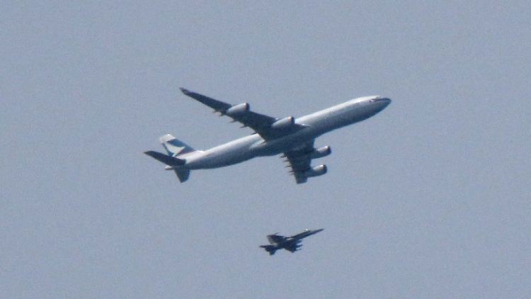Ein kanadischer Kampfjet begleitet den A340 der Fluggesellschaft Cathay Pacific nach Vancouver.