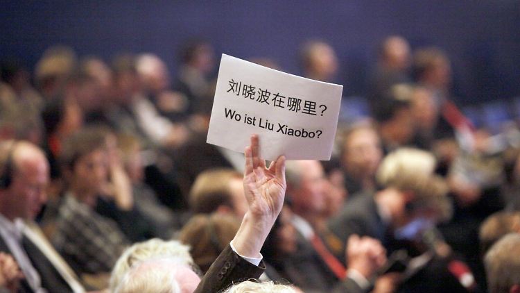 Eröffnung der Frankfurter Buchmesse am 13. Oktober 2009. Während der Rede des chinesischen Vizepräsidenten Xi Jinping hält ein Besucher einen Zettel hoch. Liu Xiaobo war im Dezember 2008 verhaftet worden.