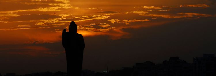 "Buddhismus ist die Lehre von der Offenheit": Buddha-Statue am See Hussain Sagar im indischen Hyderabad.