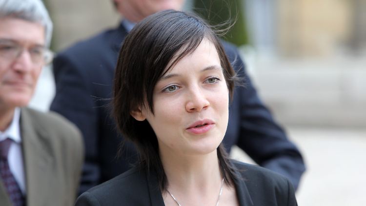 Reiss gibt im Elysée-Palast ein Statement ab.