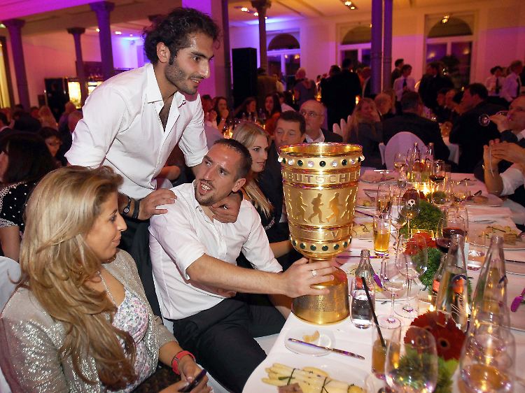 Nach dem Finale ist vor dem Finale: Bei Speis und Trank stimmten sich die Bayern auf das Champions-League-Endspiel gegen Inter Mailand ein.
