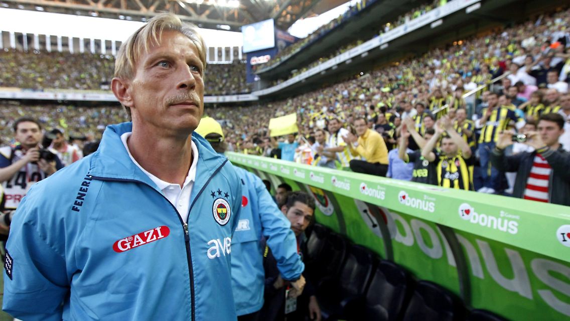 Christoph Daum und Fenerbahce Istanbul liefern sich einen Rosenkrieg.