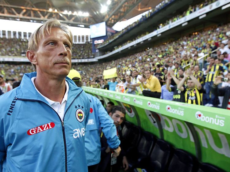 Nur Zweiter: Christoph Daum und Fenerbahce hatten schon zwei Hände am türkischen Meistertitel, hielten ihn aber nicht richtig fest.