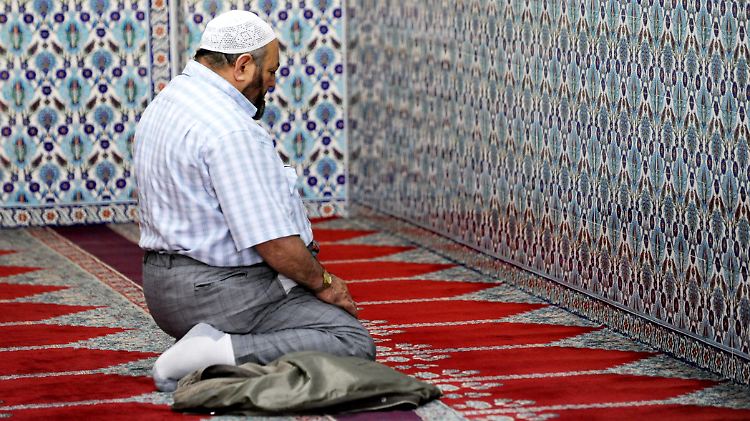 In Deutschland leben schätzungsweise vier Millionen Muslime - die genaue Zahl ist unbekannt. Knapp die Hälfte hat die deutsche Staatsangehörigkeit.