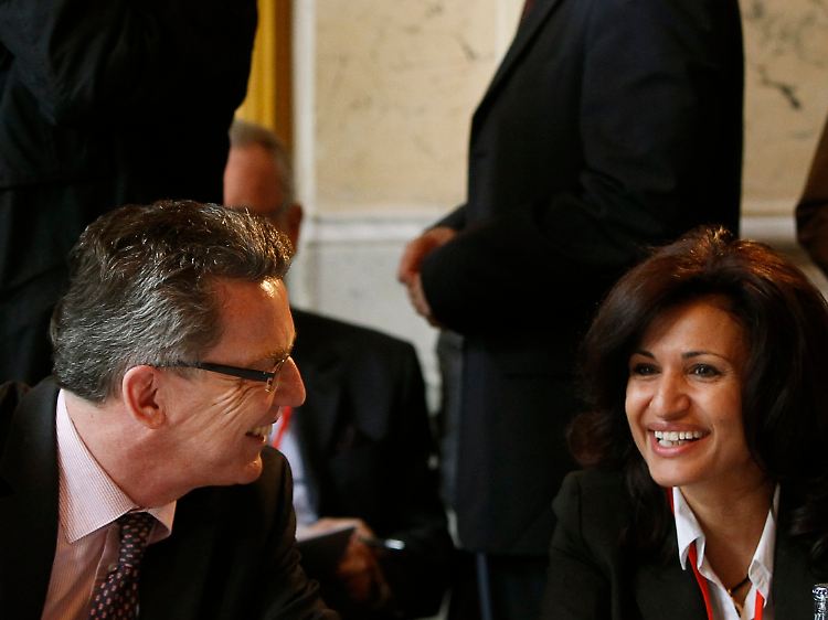 Innenminister Thomas de Maizière im Gespräch mit der Rechtsanwältin Gönül Halat-Mec.