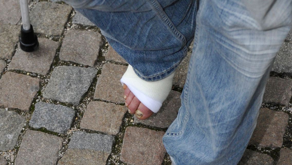 Fuß in Gips: Ballack verlässt nach der erschütternden Diagnose die Praxis von Müller-Wohlfahrt.