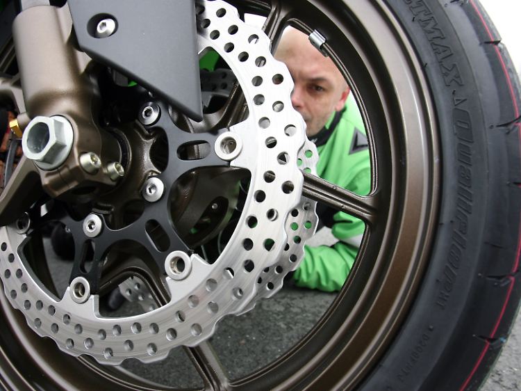 Nicht immer bremst der kluge Fahrer auf allen Rädern gleichmäßig.