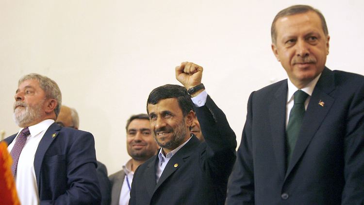 Gut gelaunt und immer siegesgewiss: Ahmadinedschad, umringt von seinen Verhandlungspartnern Lula (l.) und Erdogan.