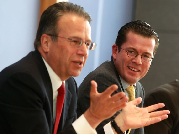Die Bundeswehr setzt zunehmend auf externe Experten, BA-Chef Weise (li.) und Verteidigungsminister Guttenberg.