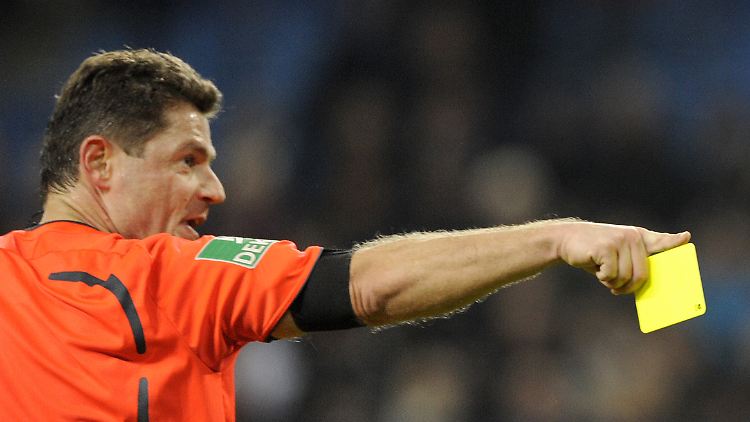 Im Arbeitsleben wie beim Fußball: Nur ein konkreter Regelverstoß führt zur Verwarnung.