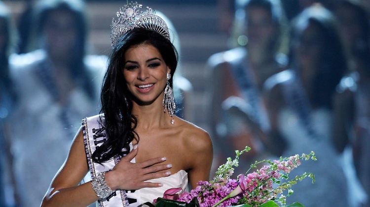 Die neue "Miss USA" ist ganz happy über die Krone.