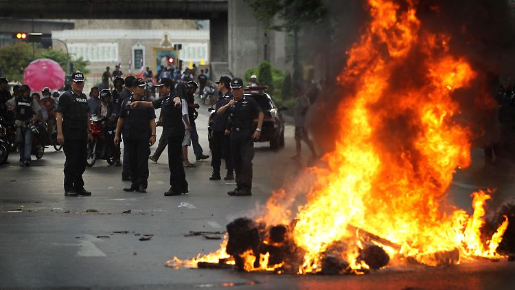 Ganze Straßenzüge in der thailändischen Hauptstadt sehen aus wie im Bürgerkrieg.