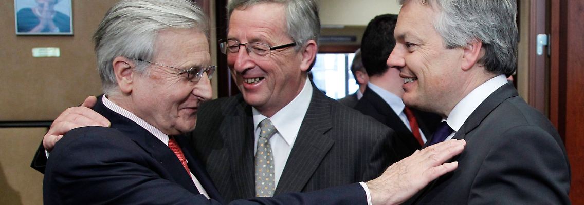 Heiterkeit in Brüssel: EZB-Präsident Trichet im Gespräch mit dem Präsidenten der Eurogruppe, Juncker, und Belgiens Finanzminister Reynders.