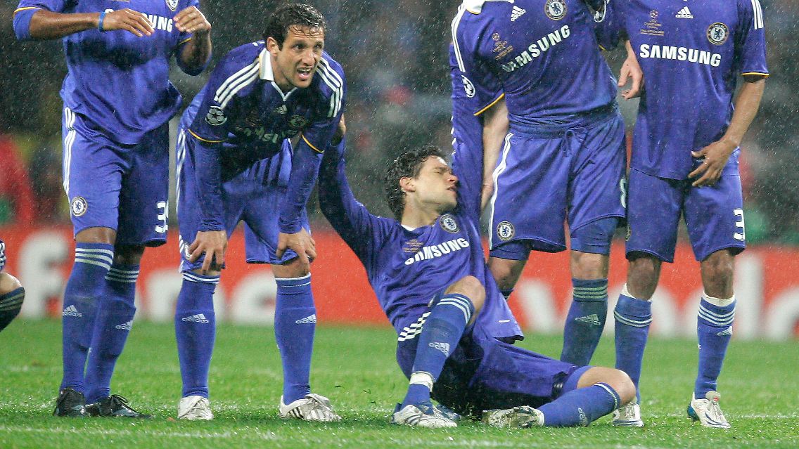 Finale Enttäuschung in Moskau: Ballack bricht nach John Terrys Fehlschuss schockiert zusammen.