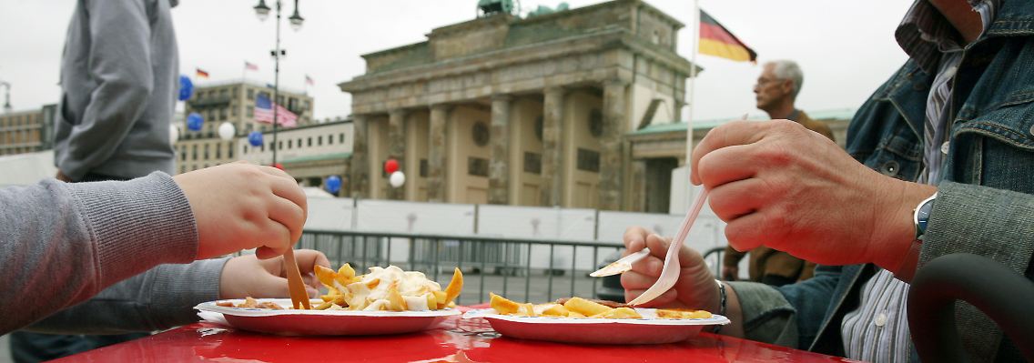 "Die Leute wollen etwas dazubekommen": Currywurst und Pommes Frites als Buchungsanreiz.
