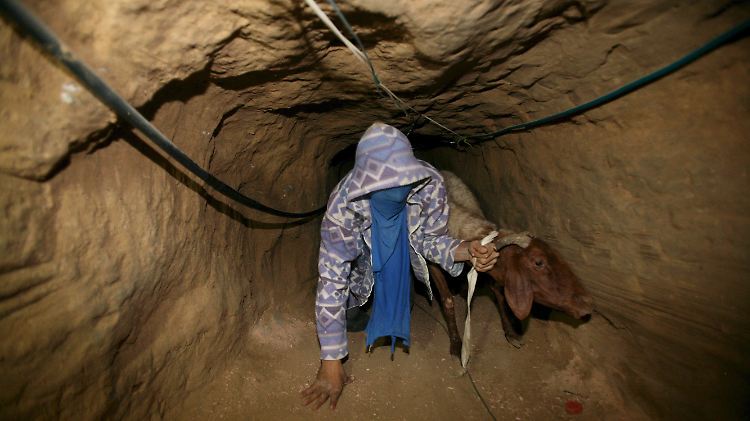 Alles wird durch die Tunnel in den Gazastreifen geschmuggelt - auch Autos. Schmuggler zerlegen sie in ihre Einzelteile und bauen sie danach wieder zusammen.