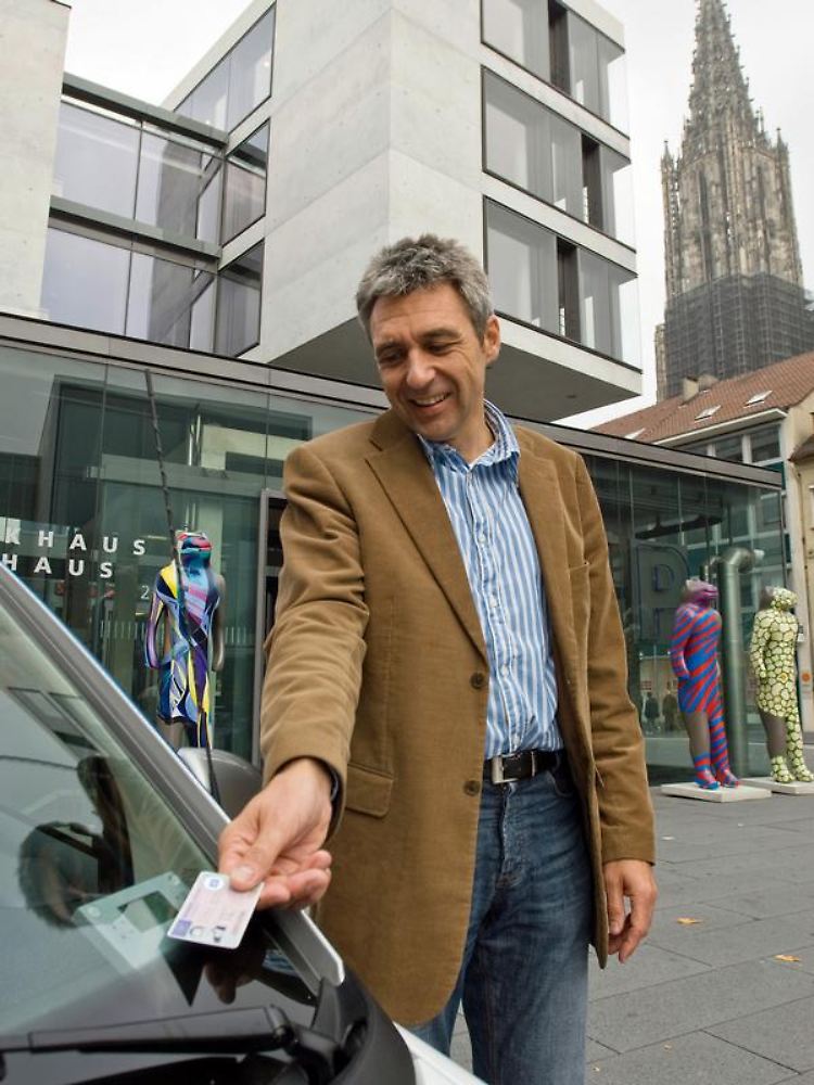 Ein Chip auf dem Führerschein gewährt bei dem Projekt "Car2Go" von Daimler den Zugang zum Fahrzeug.