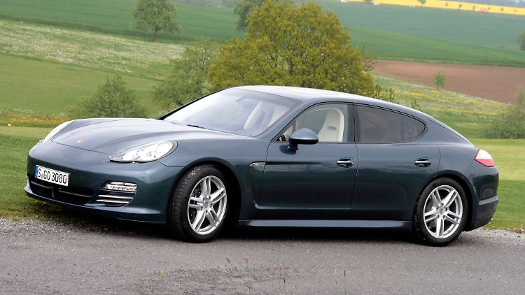 Dank der flachen Bauweise des Sechszylinders brauchte die Motorhaube des Panamera nicht verändert zu werden.