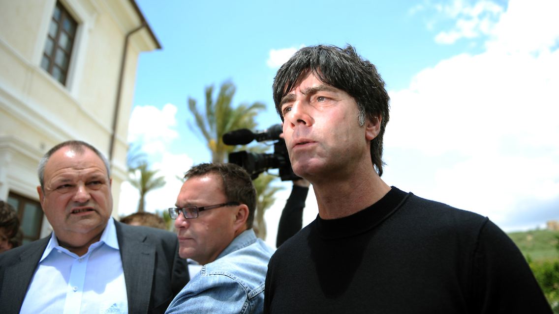 Bundestrainer Joachim Löw arbeitet daran, nach dem Ballack-Aus eine "gute Lösung zu finden".
