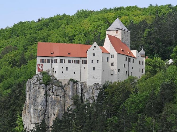 Die Burg Prunn nahe Riedenburg in Niederbayern wurde in den vergangenen Jahren für rund 2,7 Millionen Euro saniert.