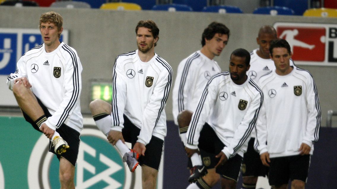 Der Dortmunder Mats Hummels (Mitte) hat beim BVB auch im defensiven Mittelfeld überzeugt. Für die WM wird das nicht reichen.