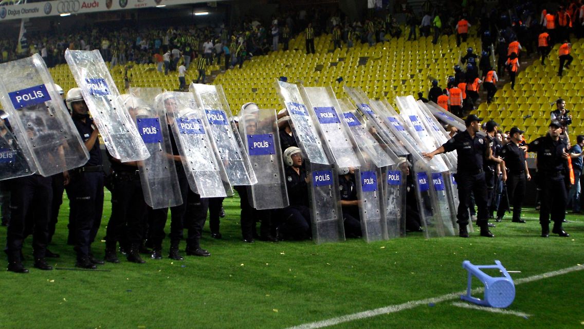 Nach der verspielten Meisterschaft kam es in Istanbul zu Ausschreitungen.