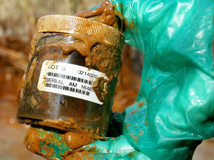Verschmutzt: Ein Greenpeace-Experte entnimmt Proben am Rand des Mississippi.