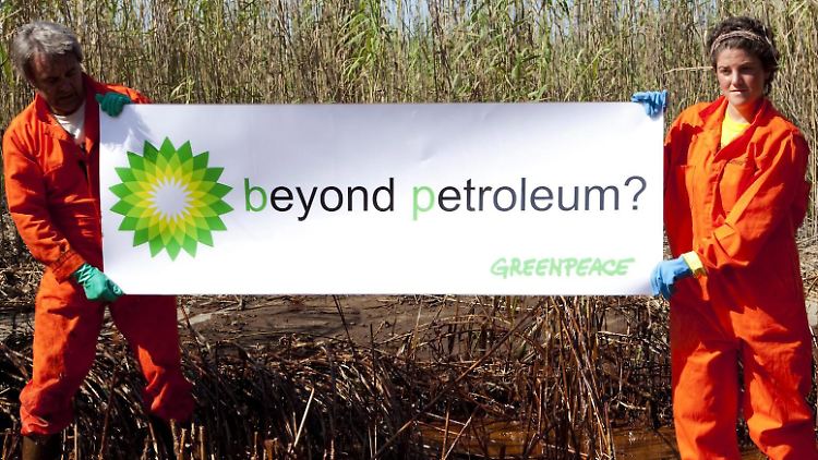 Greenpeace konterkariert den BP-Slogan "Nach dem Öl" in den verseuchten Uferbereichen Louisianas.
