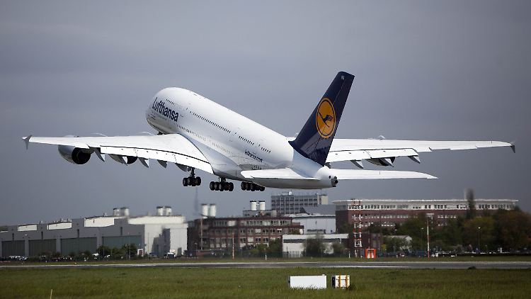 Unter den Blicken zahlloser Schaulustiger hob der A380 in Hamburg in Richtung Frankfurt ab.