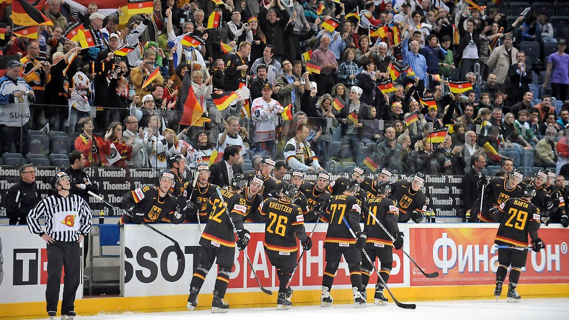 Seltenes Glücksgefühl: Die DEB-Spieler werden von den Fans gefeiert.