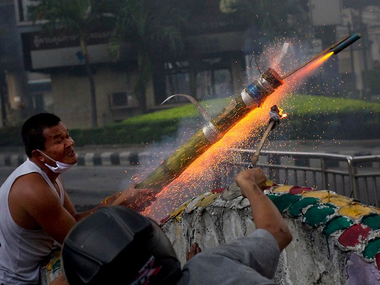 Ein Rothemd schießt eine Rakete ab.
