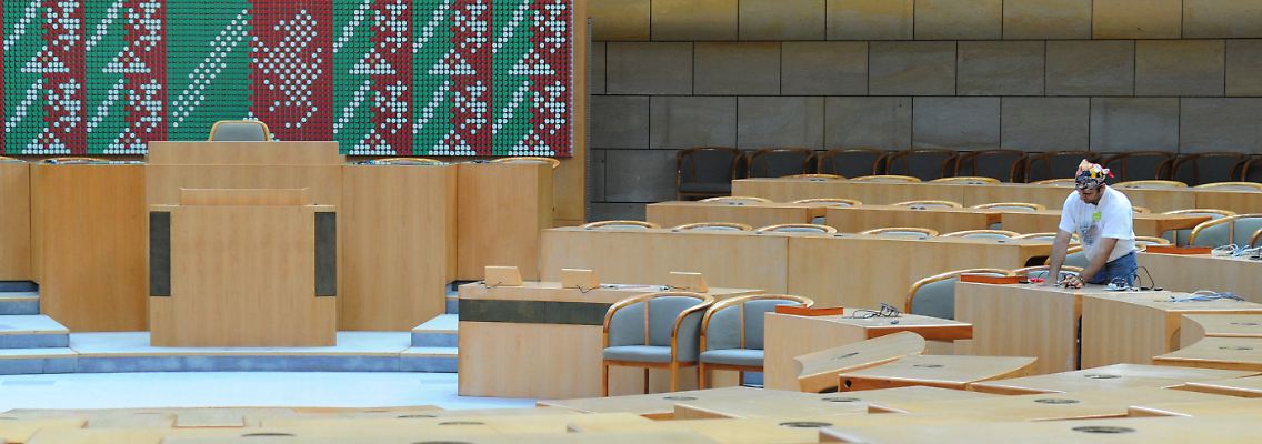 Nach der NRW-Wahl muss der Landtag in Düsseldorf umgebaut werden. Erstmals ist die Partei Die Linke mit 11 Mandaten in den Landtag eingezogen.