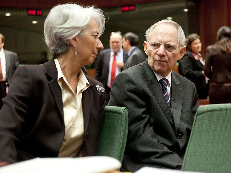 Noch wenige Stunden vor dem deutschen Alleingang spricht Bundesfinanzminister Schäuble mit Frankreichs Finanzministerin Lagarde.